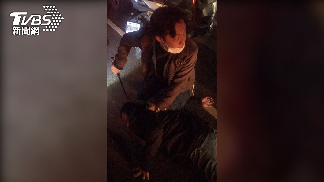 警方將張嫌壓制在地。（圖／警方提供）