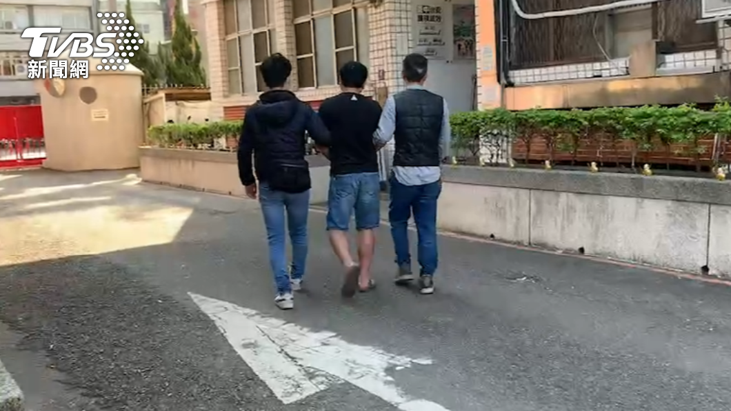 警方將張嫌帶回派出所偵辦。（圖／警方提供）