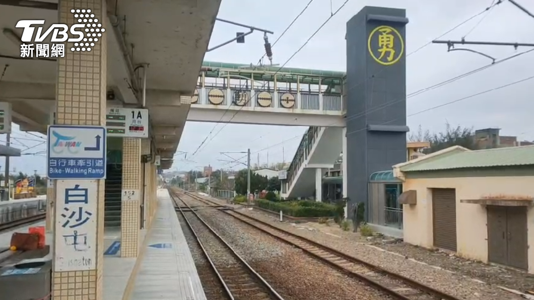 2名阿嬤今(13)日中午在白沙屯站跳車。(圖/TVBS)