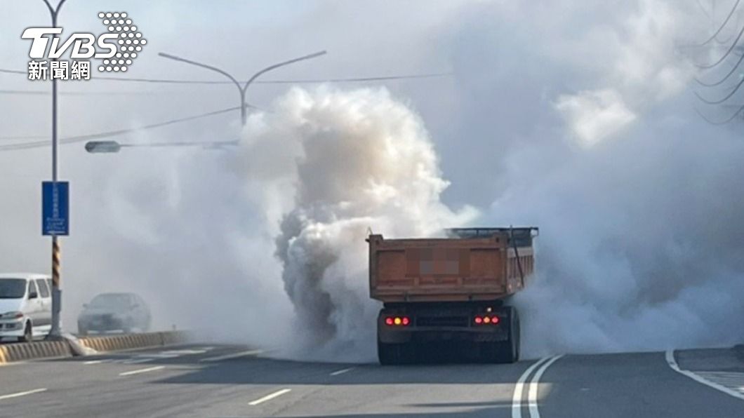 高雄驚見煙霧彈?曳引車自燃 濃煙密布看不見道路