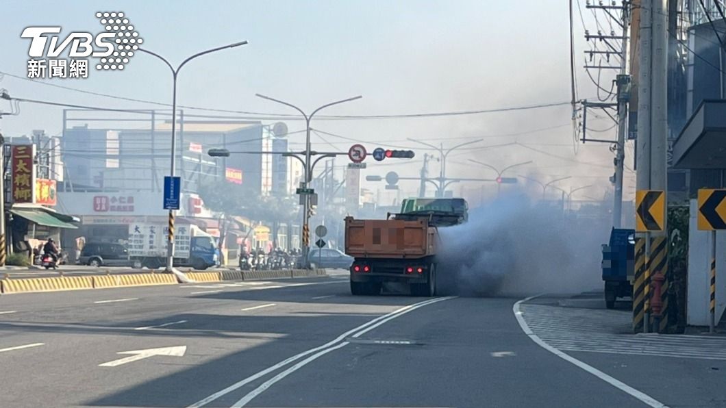 曳引車自燃,現場冒起濃煙。(圖/警方提供)