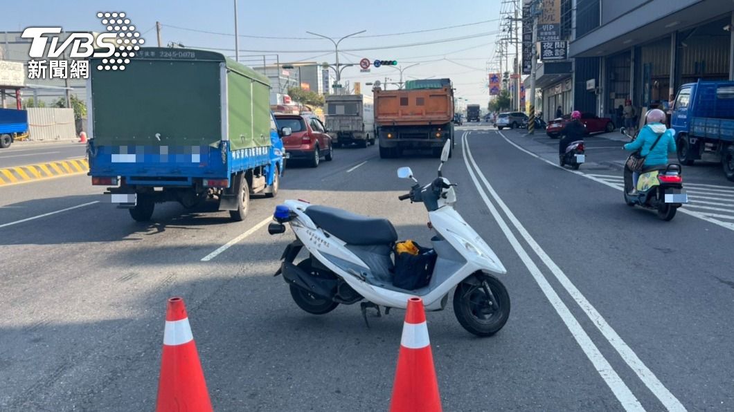 曳引車自燃,警方到場疏導交通。(圖/警方提供)