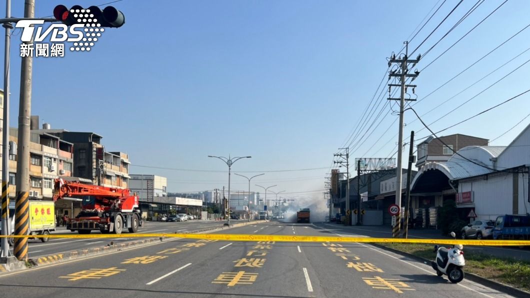 曳引車自燃,警方在鳳仁路拉起封鎖線。(圖/警方提供)