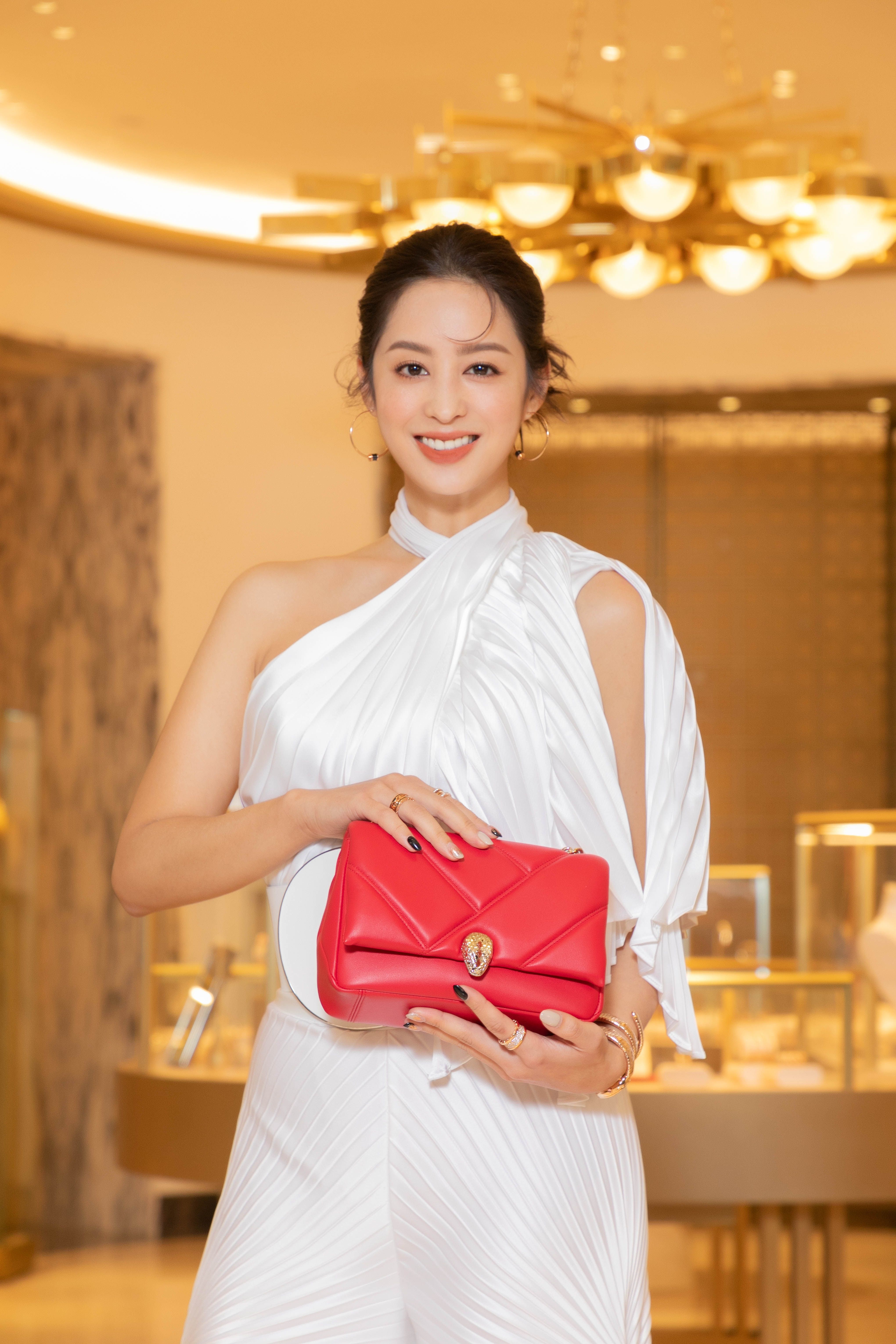 曾對超迷你包不以為然的莫允雯被寶格麗春夏系列小包包圈粉。(圖/BVLGARI提供)