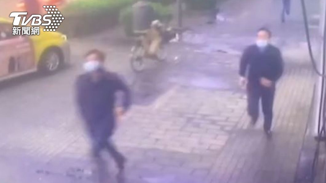 警方埋伏逮人。(圖/TVBS)