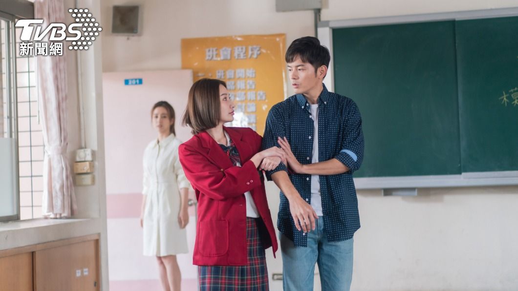 王禹舒主動勾手宥勝。（圖／TVBS）