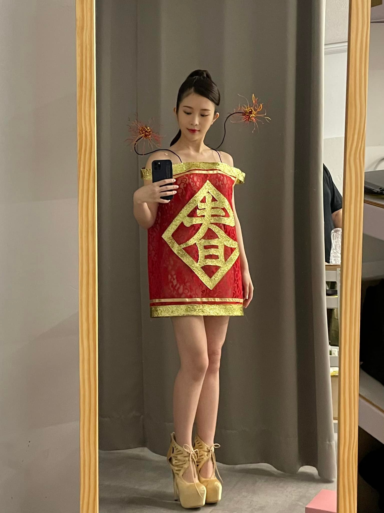 鄭家純化身新年爆竹。(圖/翻攝自鄭家純臉書)
