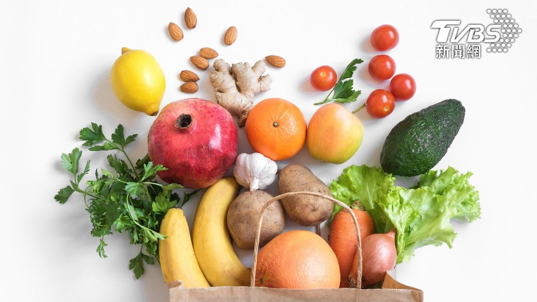 每天建議食用2.5碗的煮熟蔬菜、以及兩顆拳頭大的水果。(示意圖/shutterstock達志影像)