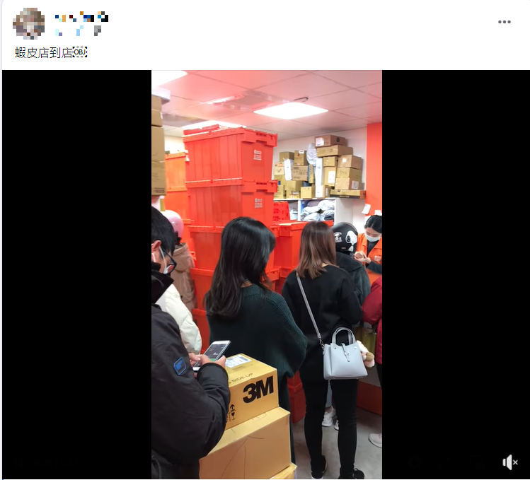 網友分享蝦皮店到店的包裹海。（圖／翻攝自爆廢公社公開版）