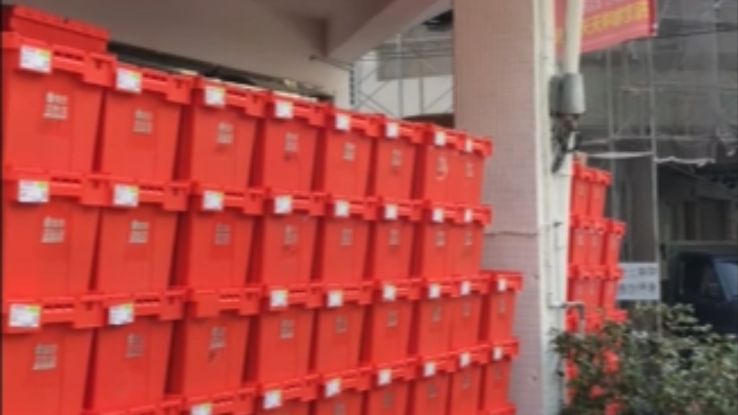 原來是樂高！蝦皮店到店「包裹堆成迷宮」店員厭世臉找貨