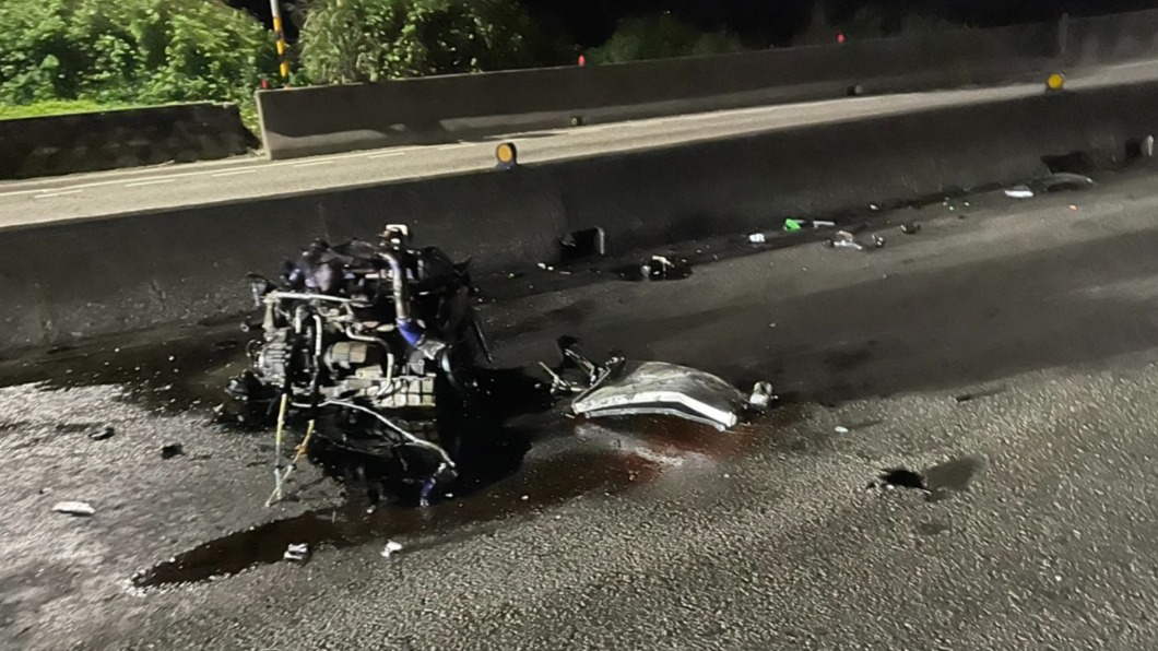 在強力的撞擊後 車子引擎則是噴飛到馬路上 (圖/警方提供)