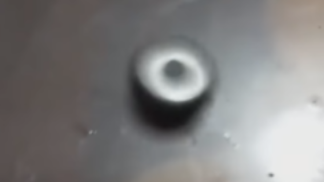 原PO目睹刮鬍刀連帶刀頭一起噴飛出去。（圖／翻攝自爆廢公社二館臉書）