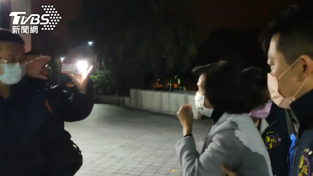 林姿妙今日凌晨4時許前往地檢署複訊，表情疲累、步伐也不穩。（圖／TVBS）