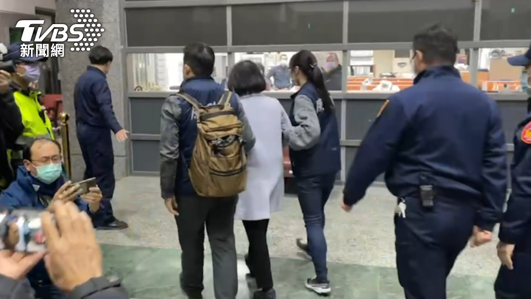 林姿妙今日凌晨4時許前往地檢署複訊，表情疲累、步伐也不穩。（圖／TVBS）