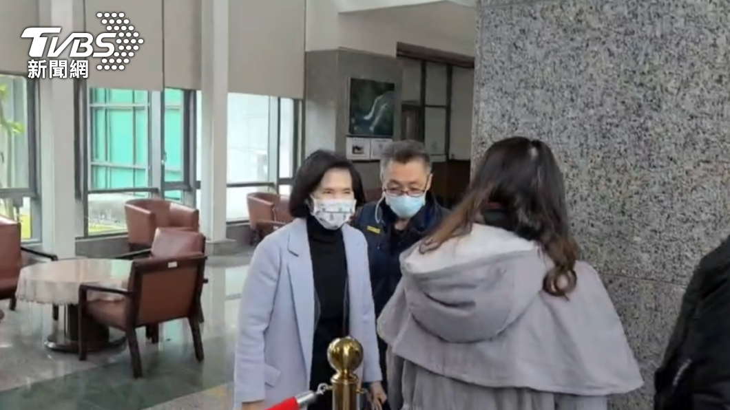 林姿妙今日上午9時許複訊後被無保請回，面對媒體提問，僅微笑揮手說「謝謝」。（圖／TVBS）