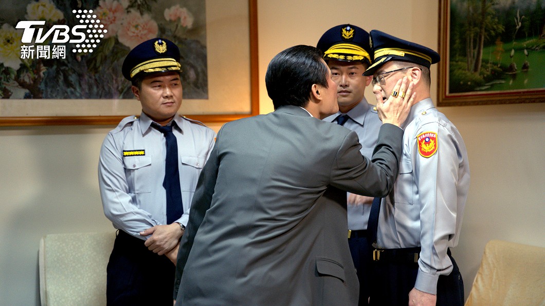阮昭雄(圖右一)劇中慘被議長狂賞巴掌。(圖/國際橋牌社提供)