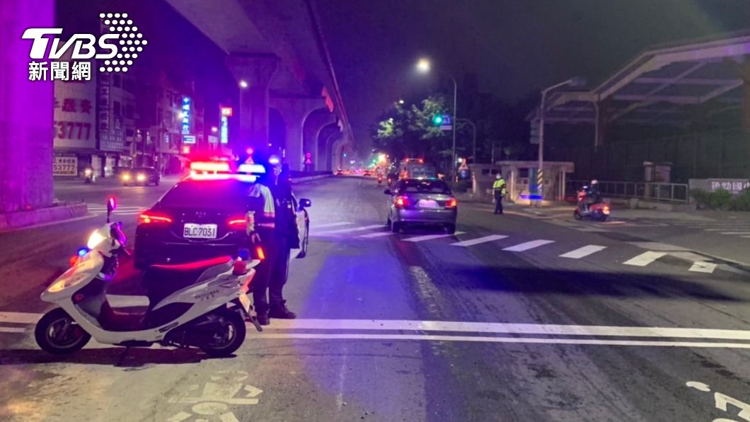 砂石車沿路漏砂石,警方到場管制交通。(圖/警方提供)