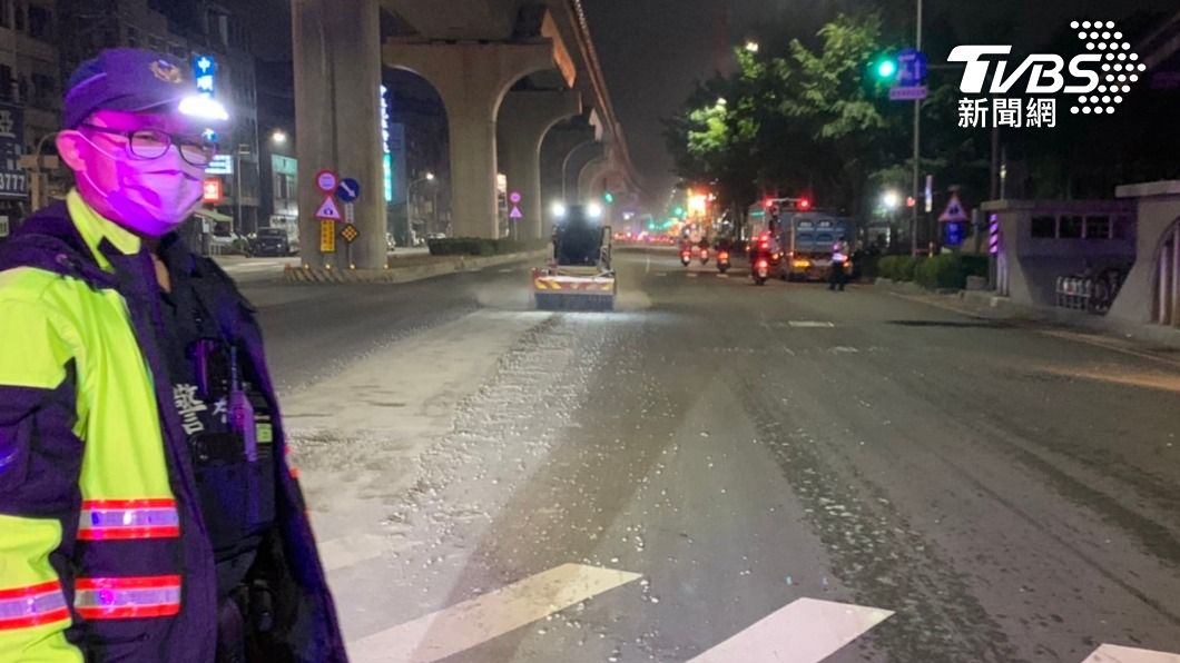 砂石車沿路漏砂石,警方到場管制交通。(圖/警方提供)