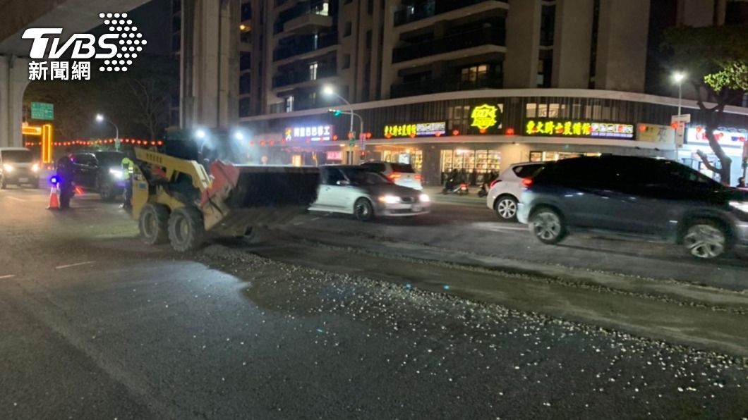 砂石車沿路漏砂石,清潔隊協助清掃,花了4小時才清除。(圖/警方提供)