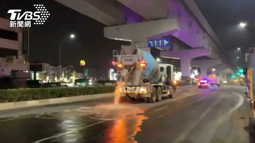 砂石車沿路漏砂石,清潔隊協助清掃,花了4小時才清除。(圖/警方提供)