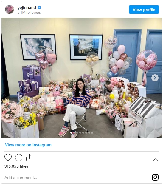 孫藝珍身旁禮物堆成小山。（圖／翻攝自yejinhand IG）