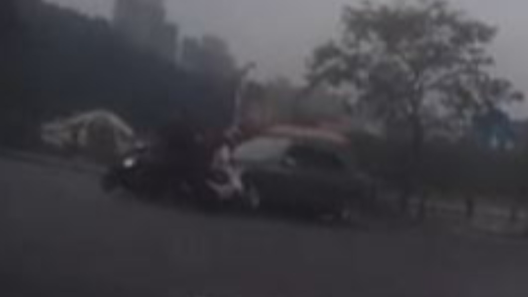 內湖直直撞！7旬婦停紅燈誤踩油門　4機車遭撞人傷躺路中