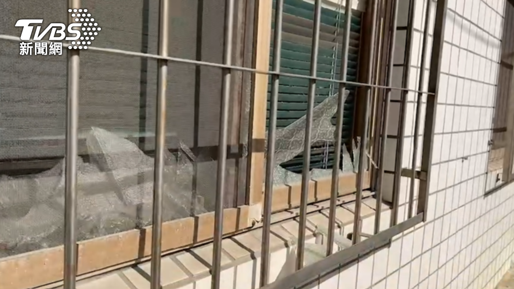 高雄廢棄加油站氣爆,鄰宅玻璃窗全被震碎。(圖/TVBS)