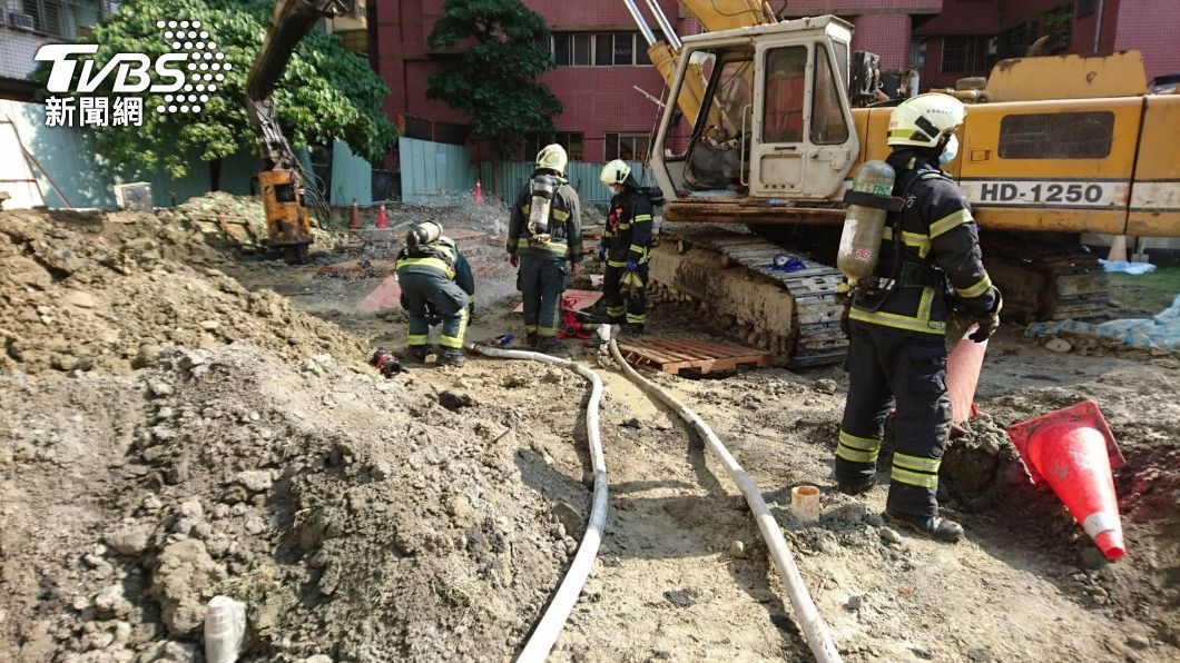 高雄左營富民路和大順一路的交叉路口發生氣爆,消防人員到場將處理。(圖/消防提供)
