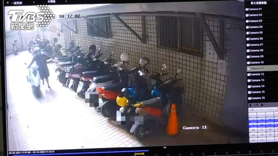 有住戶在氣爆前30秒牽車,幸運躲過一劫。(圖/民眾提供)