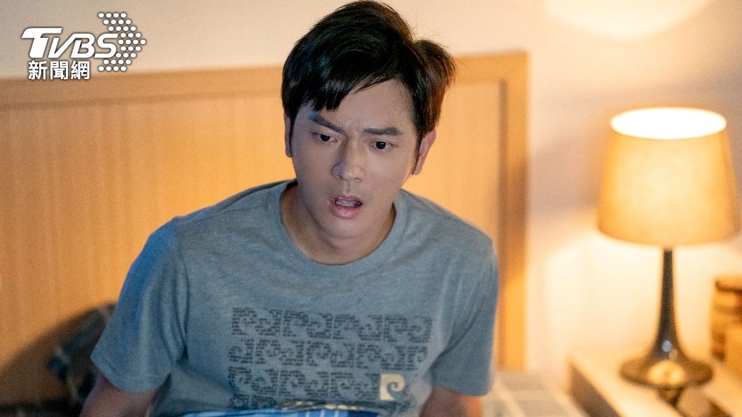 宥勝在劇中被惡夢嚇醒。(圖/TVBS)