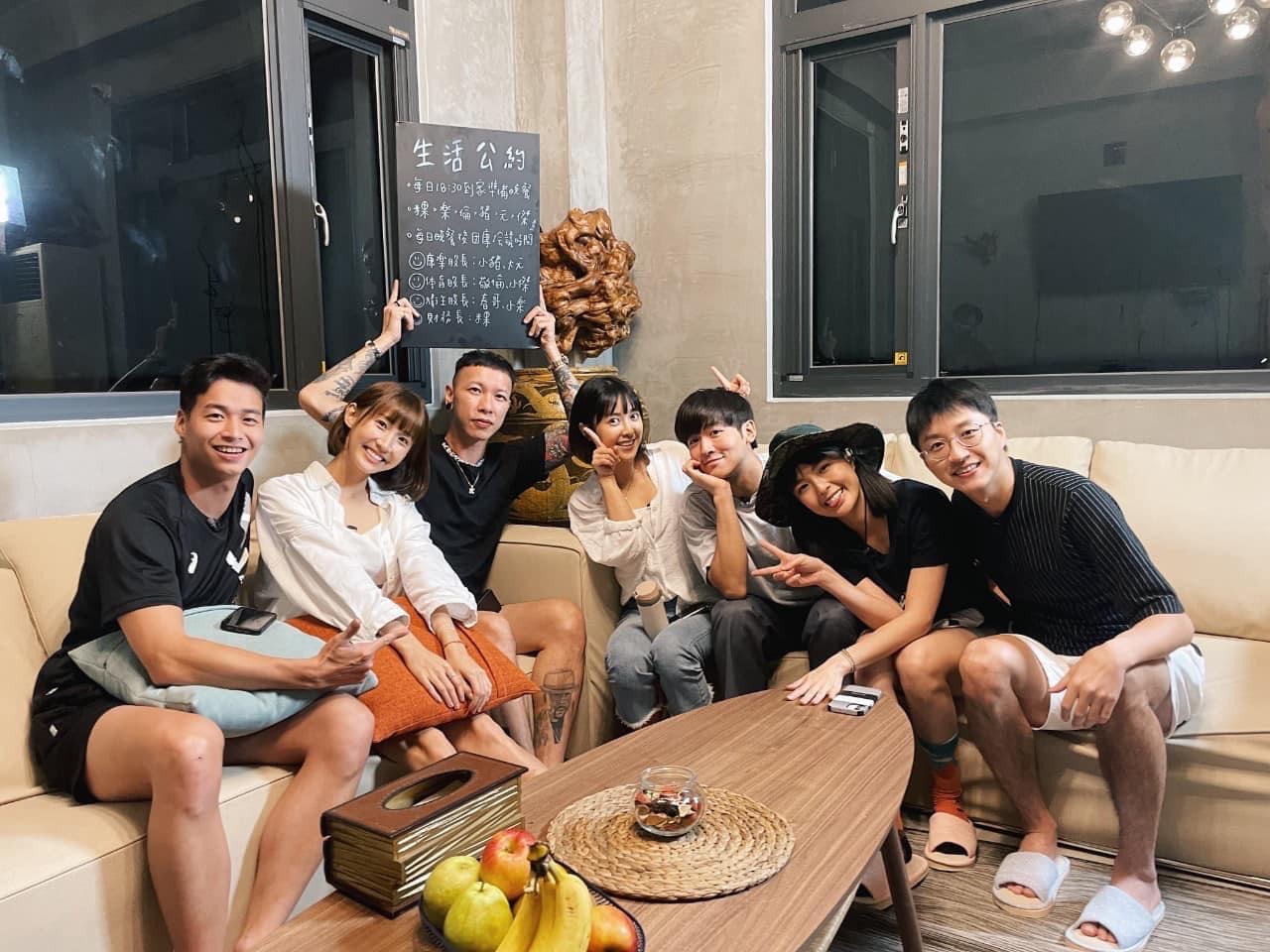 《全明星觀察中》成員江宏傑、粿粿、小春、林敬倫、小樂、大元和小豬情同家人。(圖/藝和創藝提供)