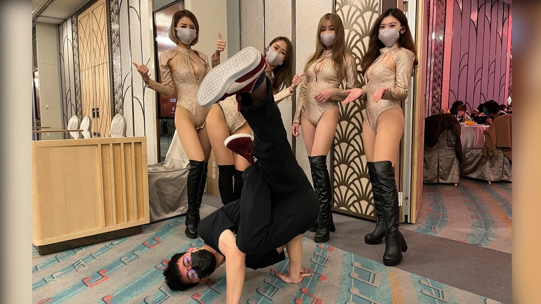 高雄市霹靂舞發展協會也參與演出並與接待人員合照。(圖/翻攝自高雄市霹靂舞發展協會臉書)