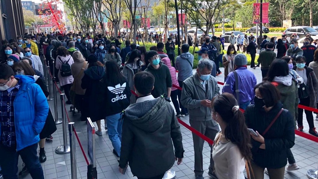 不怕疫情?竹北大遠百試營運「進館都難」人潮炸出畫面曝