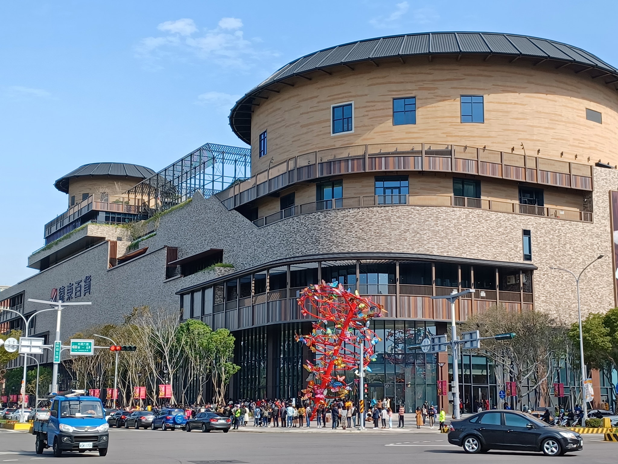 竹北遠百建築展現客家特色。(圖/翻攝自新竹爆料公社)