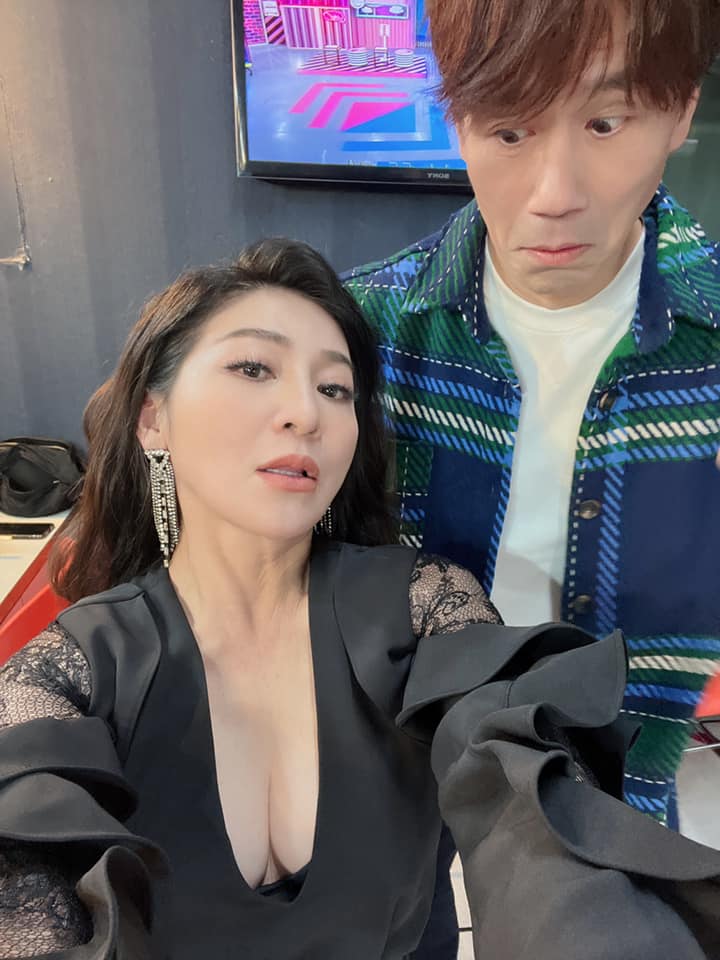 王彩樺秀出邪惡視角，羅時豐也忍不住偷看。（圖／翻攝自王彩樺臉書）