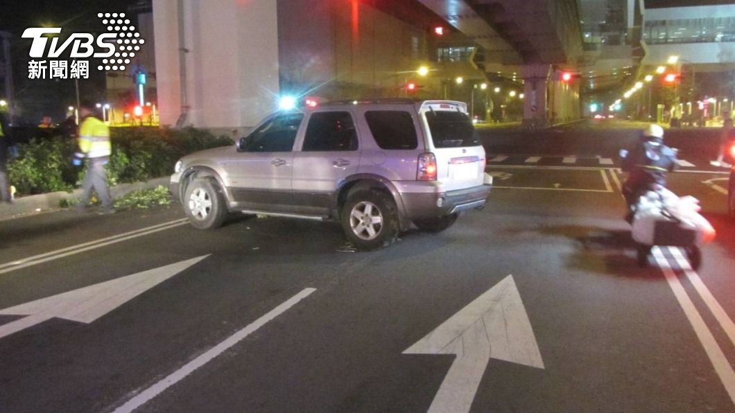 休旅車從台灣大道快車道違規右轉文心路釀禍。（圖／警方提供）