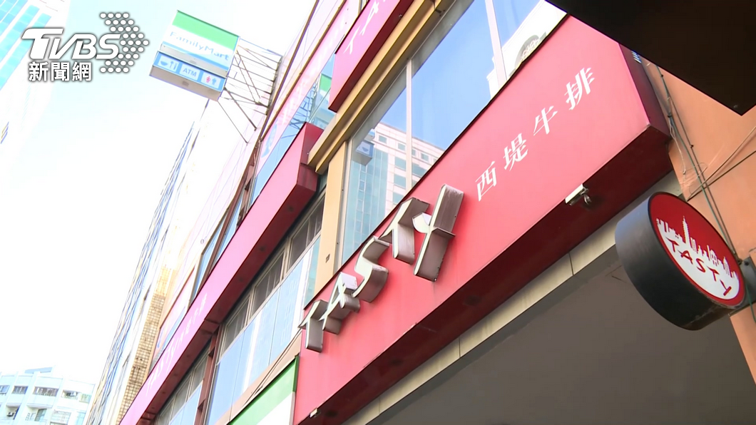 西堤牛排中壢中山店員工確診。(圖/TVBS)