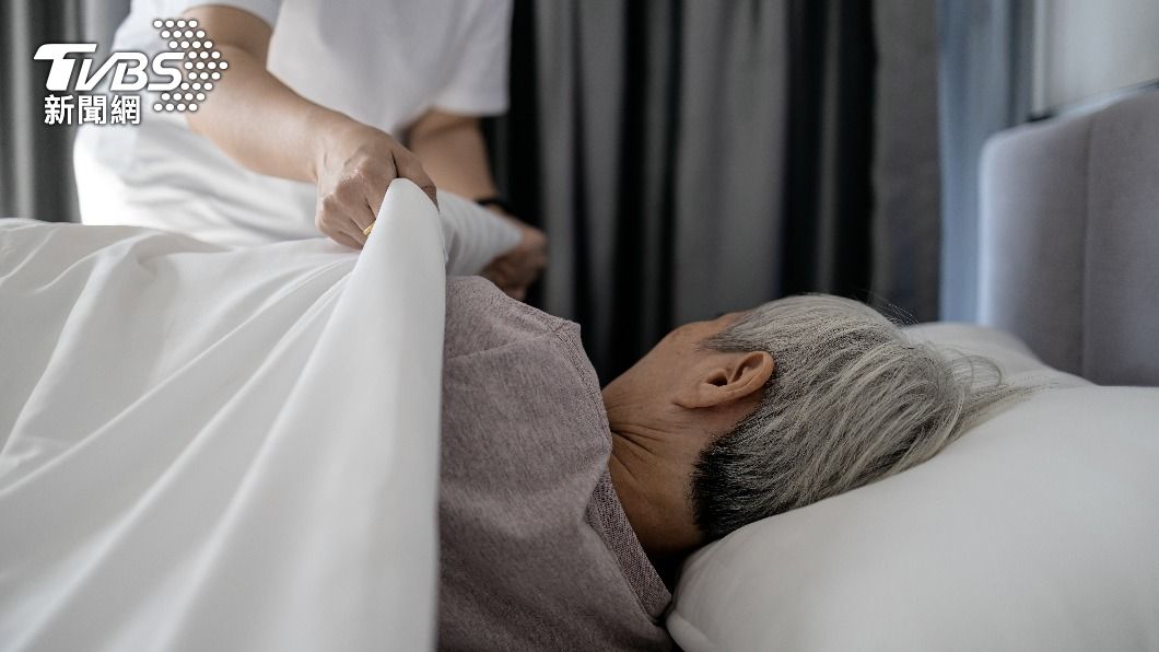 年長者起床可先暖活身體後再起身。(示意圖/shutterstock 達志影像)