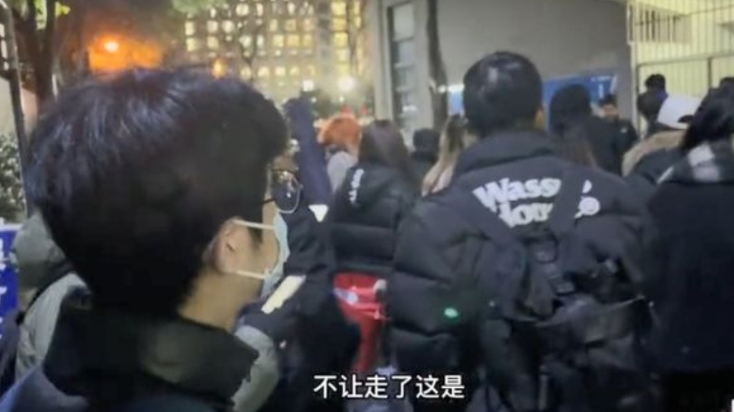 學生塞在校門。(圖/翻攝自微博)