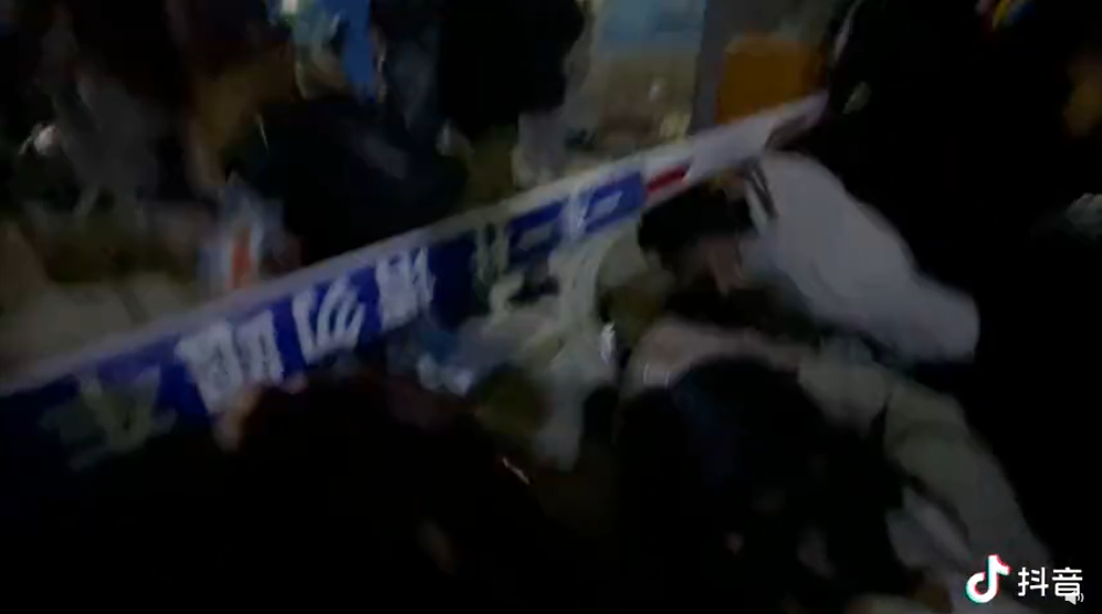 同學鑽柵欄衝出校園。(圖/翻攝自微博)