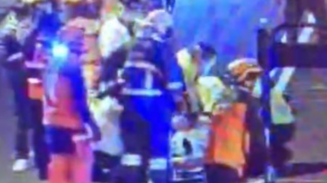 警消實施CPR。(圖/翻攝自國道公路即時影像)