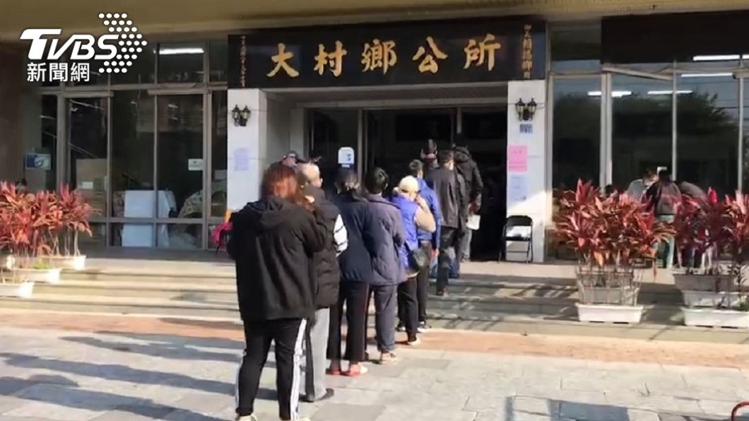 排隊人潮已突破大門口。(圖/TVBS)