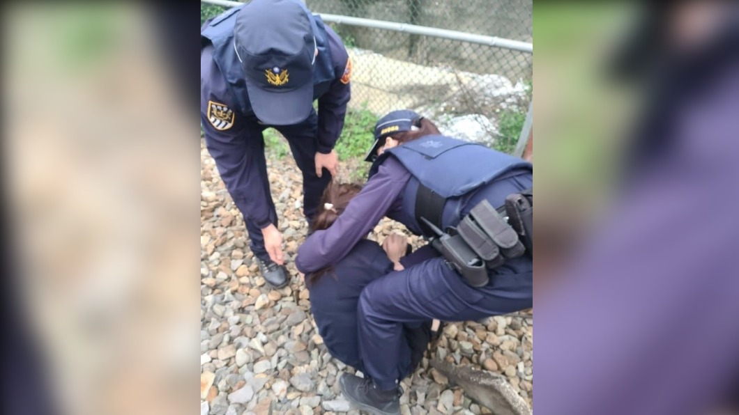 女子逗留鐵軌!勇警遭鐵釘刺腳底 為了救援不喊痛