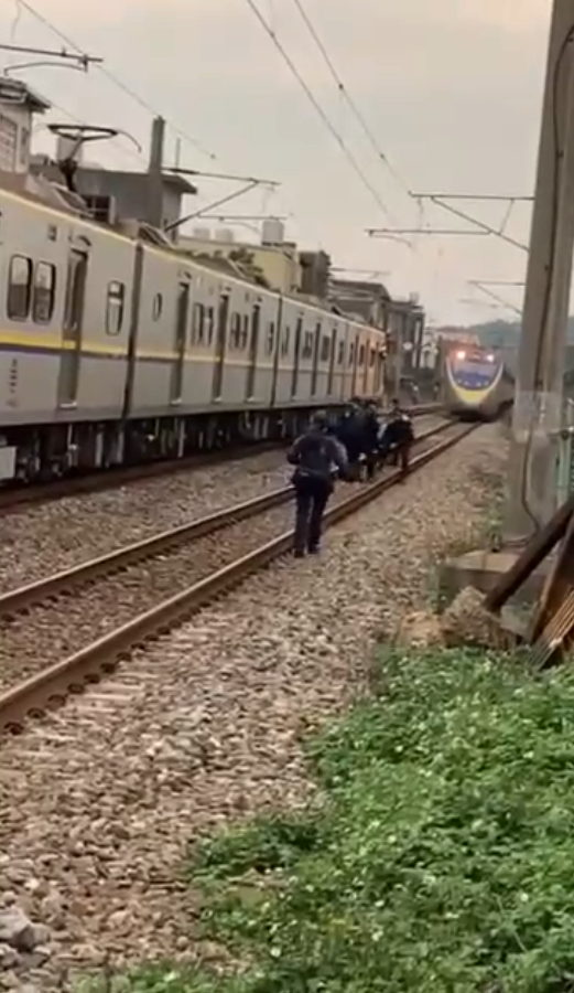 警方合力將女子拉至鐵軌旁。（圖／鐵路警察提供）