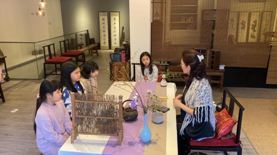 為了培養瑞秋(左3)的氣質,郁方還安排她參加茶道課。(圖/翻攝自郁方臉書)