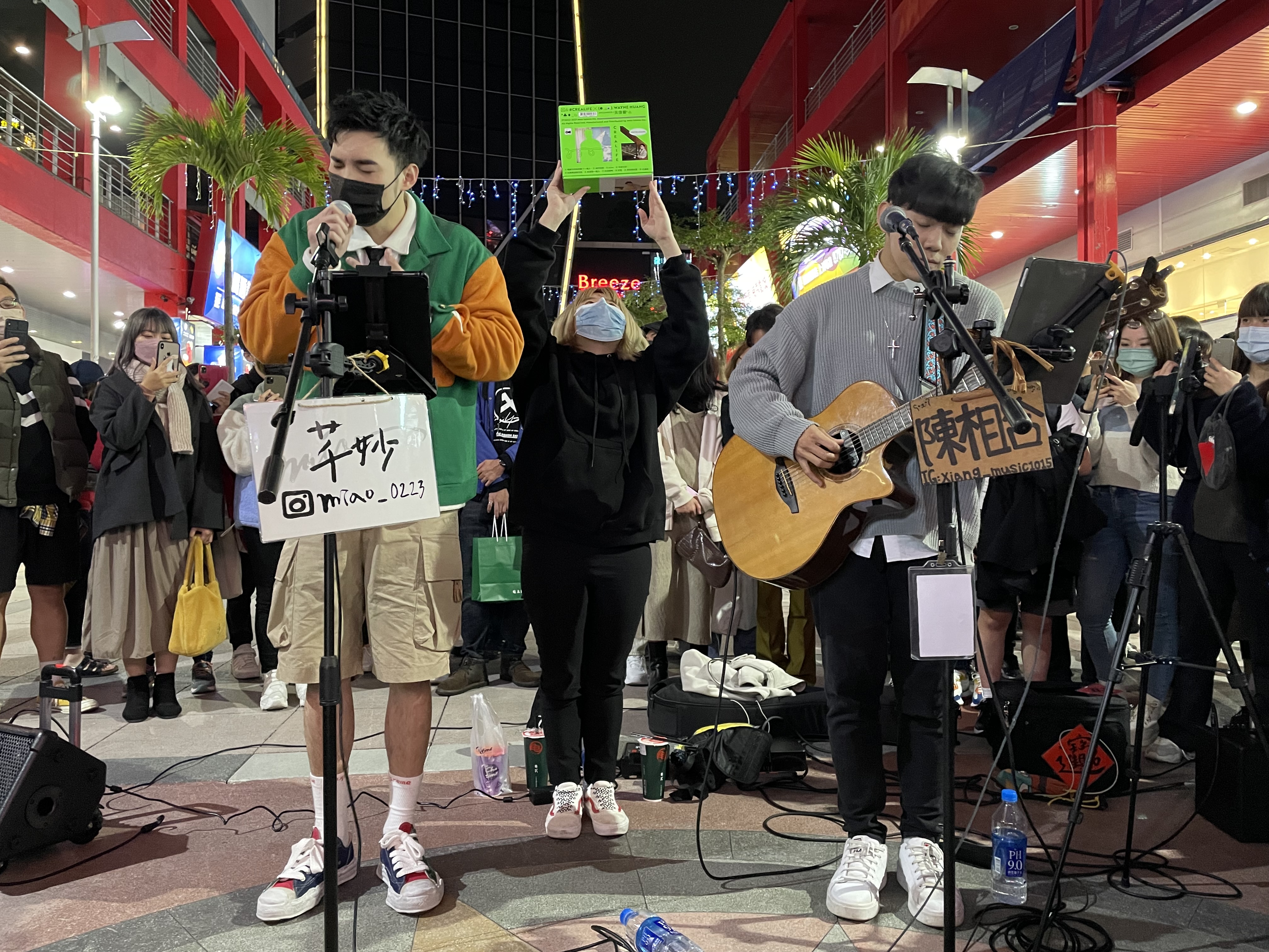 黃偉晉與街頭藝人陳相合合唱〈如果可以〉、〈水晶船〉。(圖/愛貝克思提供)