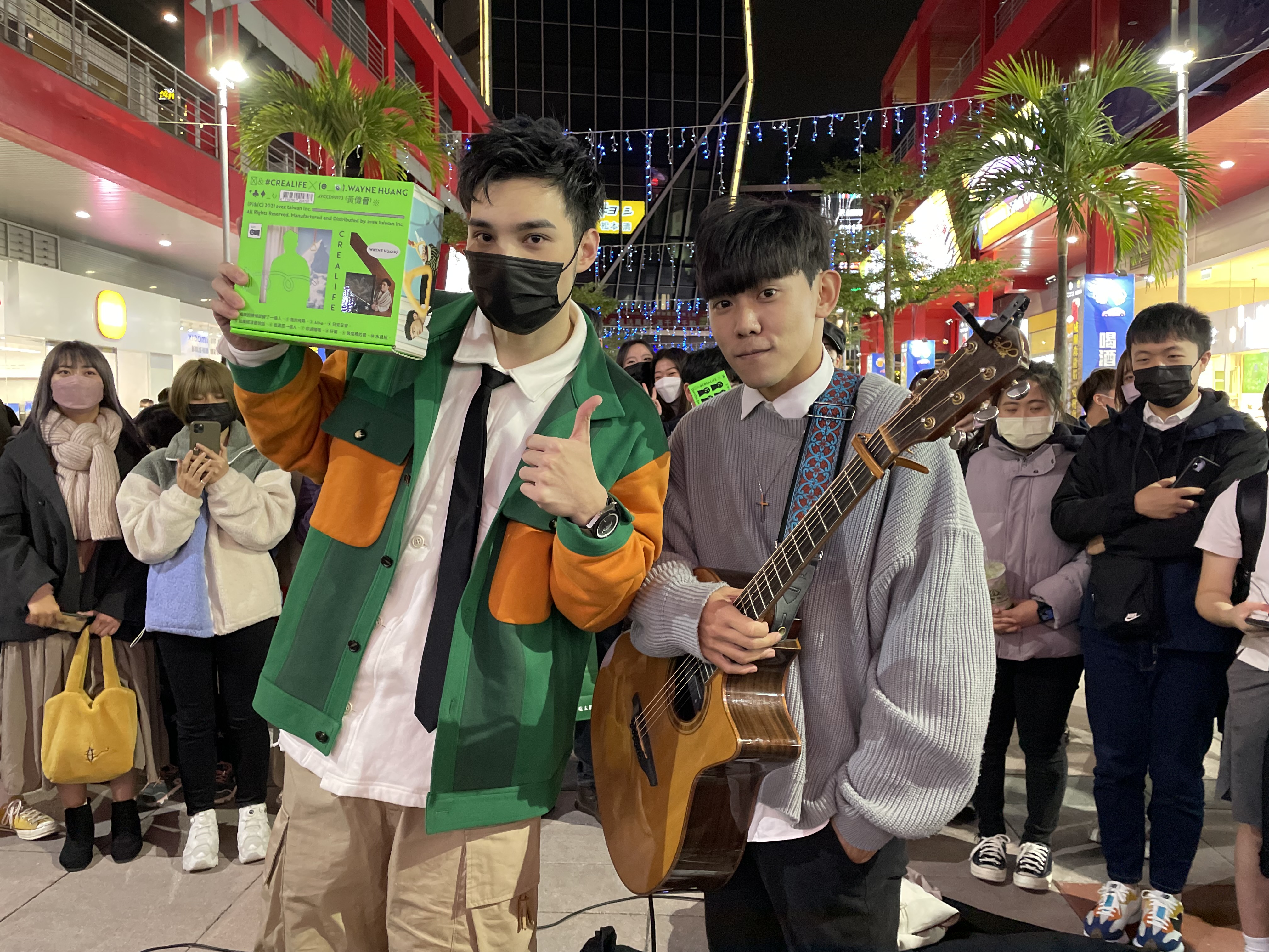 黃偉晉與街頭藝人合作吸人潮圍觀。(圖/愛貝克思提供)