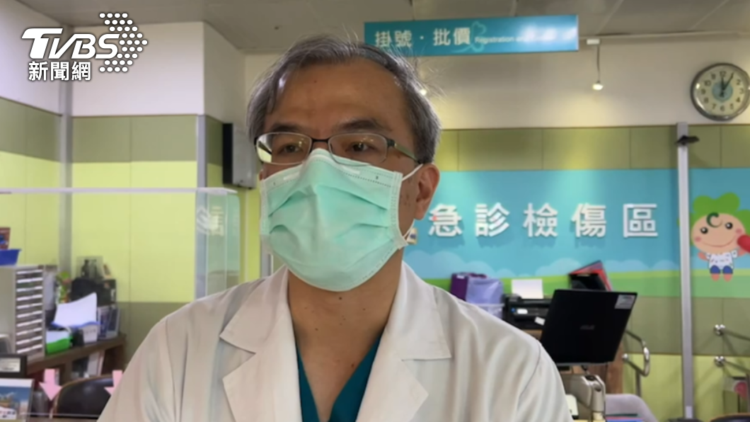 彰濱秀傳醫院急診部主任李明和說明阿嬤傷勢狀況。(圖/TVBS)