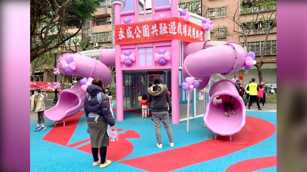 有家長指出溜滑梯的坡度「沒辦法滑下來」。（圖／翻攝自三重區公所臉書）