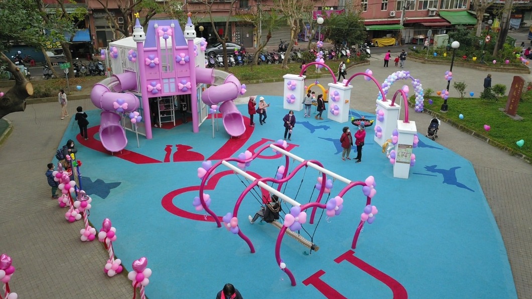 三重區公所將永盛公園打造成浪漫愛情風。（圖／翻攝自三重區公所臉書）